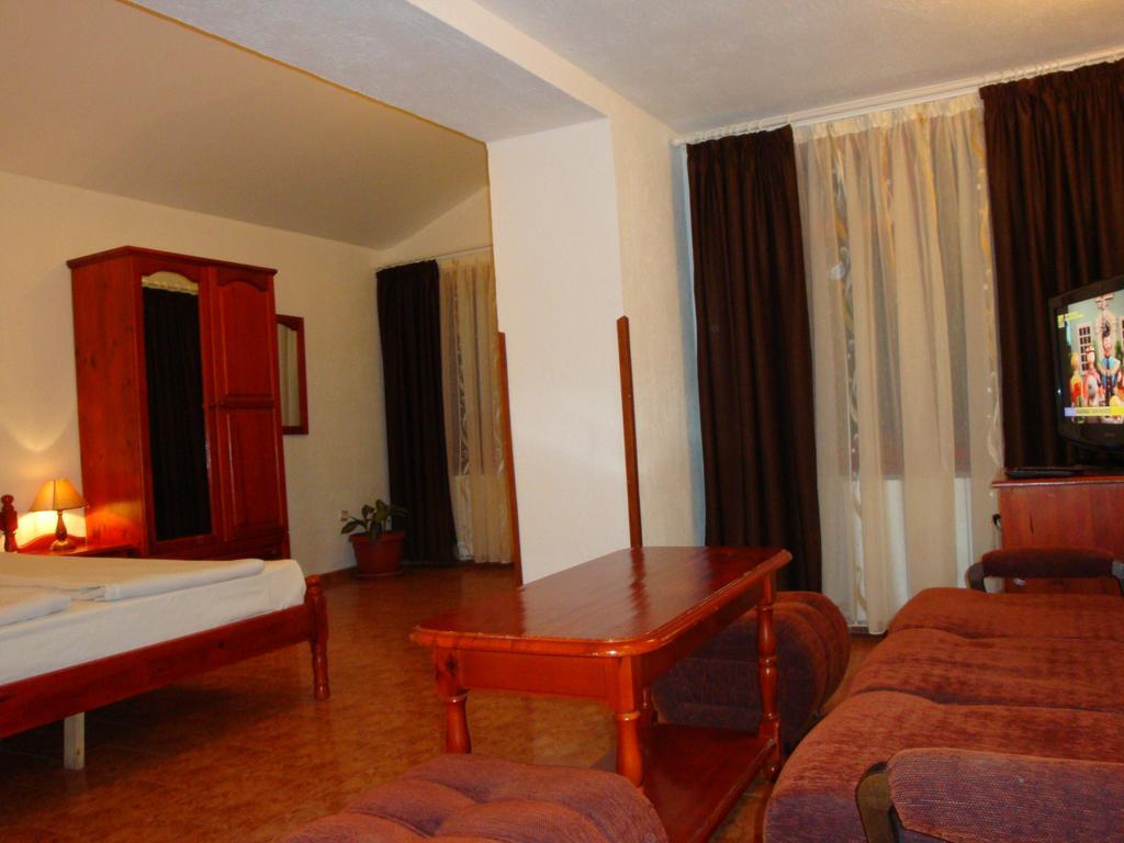 Family Hotel Diana Lyaskovo  Extérieur photo